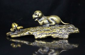 旧藏精品篆刻纯铜笔搁D0088 尺寸：145mm61mm44mm 重量：333克 旧藏精品纯铜笔搁，线条流畅，包浆老气。收藏佳品！实物更漂亮