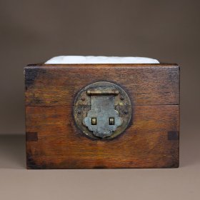 花梨木镶玉多宝盒收纳盒，长13.3厘米宽13.3厘米厚9厘米，价格400元，代理加价，运费自理！