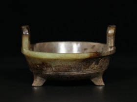 精品旧藏汉代老和田玉【龙纹 三足双耳 香炉】摆件，雕工精湛，玉质细腻，包浆老道，细节如图，高*宽：7.2*11.8厘米，重：230.6克，特价7200出，代理加价转图！