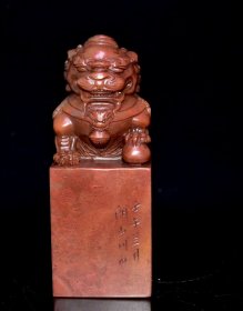 A旧藏老货 寿山石老印章 原石原色纯手工雕刻 雕工精细 包浆老气 保存完整 篆刻家【朗山】壬午年刊印700️ 尺寸：6*6*15厘米 重量：1240克
