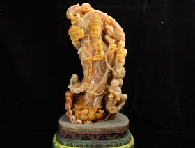 臻品旧藏精品收藏寿山石田黄石黄白田俏雕观音摆件F474 尺寸：370mm170mm120mm 重量：7150克 旧藏精品寿山石。玉璇款。取料上乘，颜色漂亮，包浆醇厚，老味十足。线条流畅，工艺精湛，质地细腻油润，收藏佳品！实物更漂亮!