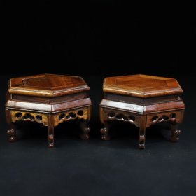 旧藏花梨木六角底座一对，圆底座长13厘米宽11.3厘米高8厘米，价格240元，代理加价，运费自理！