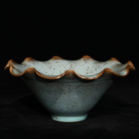 汝窑花口碗，高9.2cm直径20.5cm，价格600