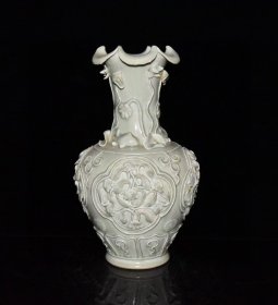 宋代影青釉雕刻捏花花口瓶（残缺）【32.5x18.5cm】 价格160