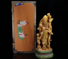 珍品臻品旧藏精品收藏寿山石白芙蓉寿星 童子献寿摆件B0061F242 尺寸：210mm90mm62mm 重量：1101克 旧藏精品寿山石，玉璇款。取料上乘，颜色漂亮，包浆醇厚，老味十足。线条流畅，工艺精湛，质地细腻油润，收藏佳品！实物更漂亮！
