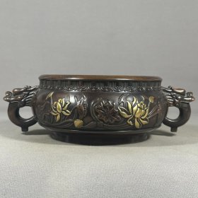 紫铜浮雕鎏金龙耳炉，高8.6厘米，口径17厘米，重3840克，¥3200