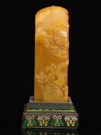 重器收藏！ 甲戌年篆刻家【清卿】刻石，田黄石雕刻薄意人物山水印章，博意雕工，工艺精湛；纯手工雕刻，石质细腻、油脂感强、质地结晶透亮，萝卜纹清晰可见，收藏观赏佳品！ 尺寸：9.6×3.4×3.4cm 重量：249克 特价：4400元
