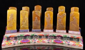 臻品旧藏精品收藏寿山石田田黄十二钗闲章印章F645 尺寸：90mm33mm33mm（中） 重量：2550克（总重） 旧藏精品寿山石。丁敬款。取料上乘，颜色漂亮，包浆醇厚，老味十足。线条流畅，工艺精湛，质地细腻油润，收藏佳品！实物更漂亮!