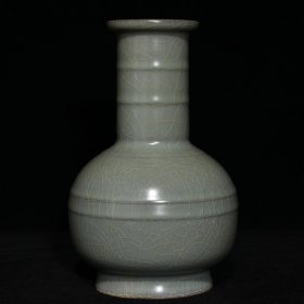 龙泉官瓷弦纹穿带瓶，高19.5cm直径12.5cm，价格900