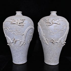 元代风化瓷雕刻龙纹梅瓶