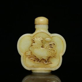 精品旧藏清代老和田玉【金鸡纹 鼻烟壶】雕工精湛，玉质细腻，包浆老道，细节如图，高*宽*厚：6.3*5.4*1.8厘米，重：94.3克，特价780出，代理加价转图！