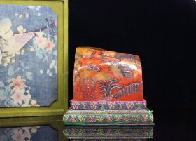 旧藏精品寿山石田料朱砂红俏雕文人雅聚闲章印章B0050H200 尺寸：100mm92mm88mm （净高） 重量：1719克（净重） 旧藏精品寿山石印章，钝丁款，保留原皮，俏色雕刻，田味十足，取料上乘，包浆老气，老味十足。线条流畅，质地细腻油润，收藏佳品！实物更漂亮！