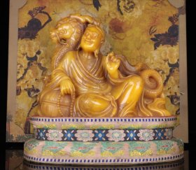 旧藏精品篆刻寿山石田黄降龙罗汉摆件F762 尺寸：160mm135mm65mm 重量：1235克 旧藏精品篆刻寿山石，尚均款。取料上乘，颜色漂亮，包浆醇厚，老味十足，线条流畅，质地细腻油润，收藏佳品！实物更漂亮！