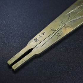 旧藏白铜錾刻梅花香镇纸镇尺，长16厘米宽3.4厘米，重148克，价格200元，代理加价，运费自理！