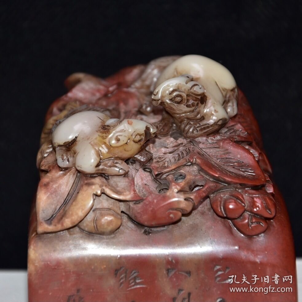 早期收藏 寿山石老性芙蓉石印章 原石原色纯手工雕刻 雕工精细 石质通透坚硬 包浆老气 石纹清晰 保存完整 篆刻家【睡山】己丑年八月作 收藏佳品700️ 尺寸：6.5*6.5*6.5厘米 重量：459克