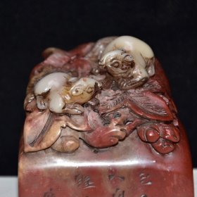 早期收藏 寿山石老性芙蓉石印章 原石原色纯手工雕刻 雕工精细 石质通透坚硬 包浆老气 石纹清晰 保存完整 篆刻家【睡山】己丑年八月作 收藏佳品700️ 尺寸：6.5*6.5*6.5厘米 重量：459克