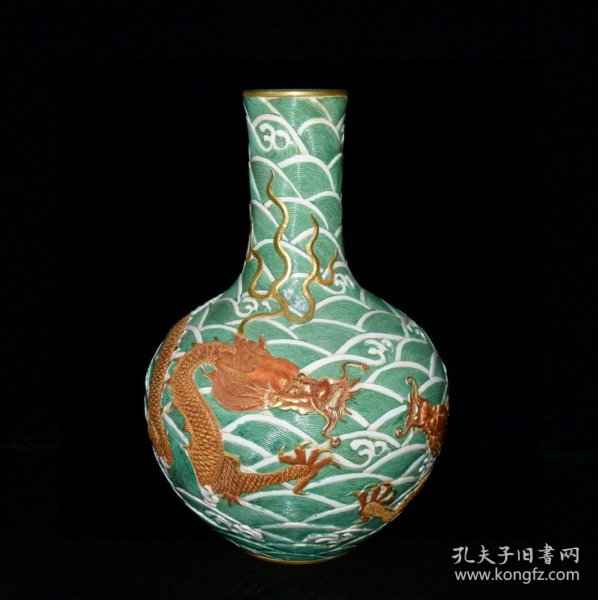 清代乾隆雕刻海水描金龙纹天球瓶【33x22cm】 价格4480