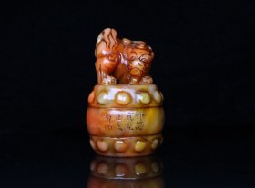 旧藏精品篆刻寿山石瑞兽闲章印章D009314 尺寸：80mm50mm50mm 重量：229克 旧藏精品篆刻寿山石，匋吅款。取料上乘，颜色漂亮，包浆醇厚，老味十足，线条流畅，质地细腻油润，收藏佳品！实物更漂亮！