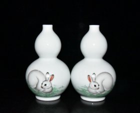 清代乾隆珐琅彩兔纹葫芦瓶