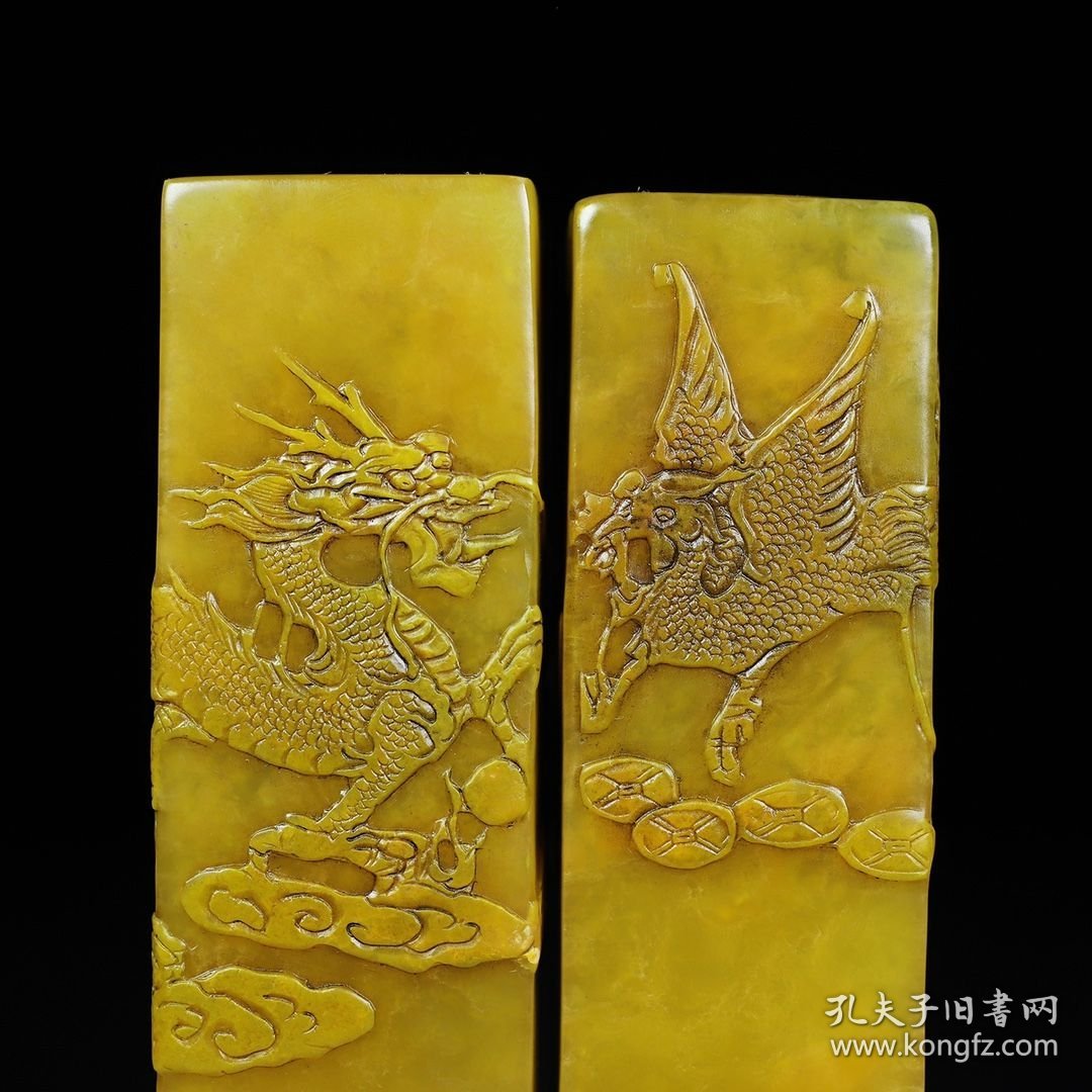 旧藏寿山石田黄雕刻龙凤呈祥薄意印章一对，单章尺寸：3.2×3.2×12.8厘米左右，印章净总重702克，价格3600元，代理加价，运费自理！