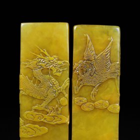 旧藏寿山石田黄雕刻龙凤呈祥薄意印章一对,单章尺寸:3.2×3.2×12.8厘米左右,印章净总重702克,价格3600元,代理加价,运费自理!