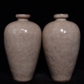 官瓷梅瓶，高22.5cm直径13cm，价格900