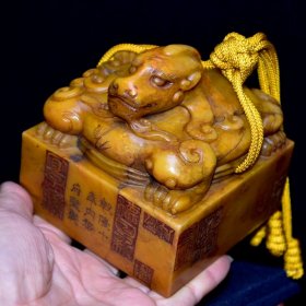 旧藏老货 寿山石田黄石印章 原石原色纯手工雕刻 雕工精细 结晶体结构 血丝纹清晰可见 包浆老气 乾隆十年内務府監製7600️ 尺寸:9*9*13厘米(含底座高)净高9厘米 重量:1307克