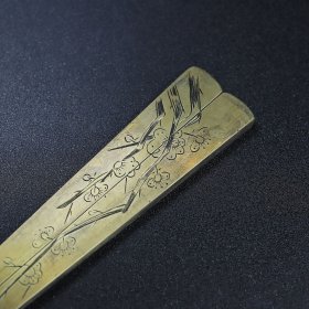 旧藏白铜錾刻梅花香镇纸镇尺，长16厘米宽3.4厘米，重148克，价格200元，代理加价，运费自理！