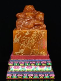 珍藏品      甲辰年篆刻家【齐白石】刻石，寿山石田黄石雕刻龙戏珠印章摆件，石质坚硬透亮、雕工细腻、油脂感特强，描金彩绘，收藏观赏佳品！
规格：12.5×8×8cm （硬）重量：1508克
特价：1000元