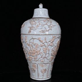 元代白瓷雕刻缠枝牡丹梅瓶