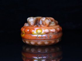 旧藏精品篆刻寿山石瑞兽闲章印章D009315 尺寸：64mm64mm40mm 重量：247克 旧藏精品篆刻寿山石，完白山人款。取料上乘，颜色漂亮，包浆醇厚，老味十足，线条流畅，质地细腻油润，收藏佳品！实物更漂亮！