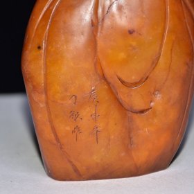 旧藏珍品 寿山石灯光冻田黄石人物摆件 石质通透坚硬 雕工精细 石纹清晰 血丝纹明显可见 名家【丁敬】庚申年作760️ 尺寸：8*4*11厘米（硬） 重量：496克