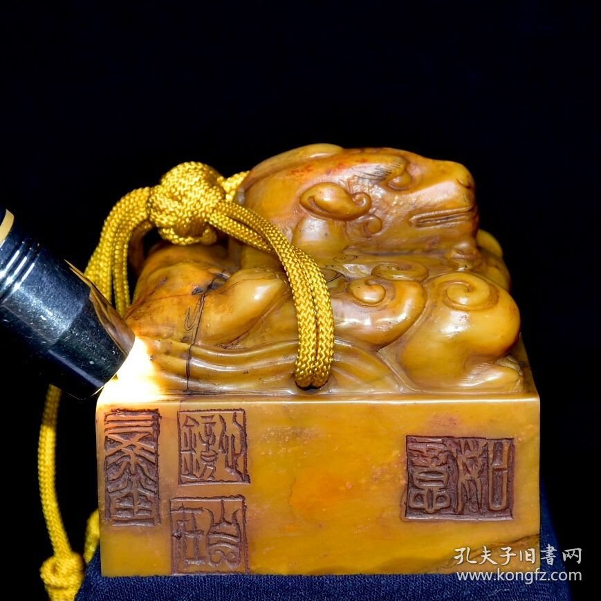 旧藏老货 寿山石田黄石印章 原石原色纯手工雕刻 雕工精细 结晶体结构 血丝纹清晰可见 包浆老气 乾隆十年内務府監製7600️ 尺寸：9*9*13厘米（含底座高）净高9厘米 重量：1307克