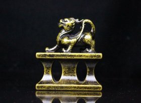 旧藏精品篆刻纯铜印章D0088 尺寸：78mm70mm30mm 重量：496克 旧藏精品印章。线条流畅，包浆老气。收藏佳品！实物更漂亮