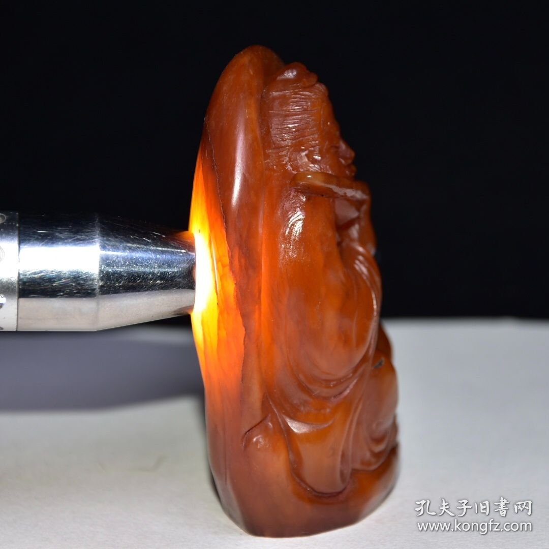 旧藏珍品 寿山石灯光冻田黄石人物摆件 石质通透坚硬 雕工精细 石纹清晰 血丝纹明显可见 名家【丁敬】庚申年作760️ 尺寸：8*4*11厘米（硬） 重量：496克