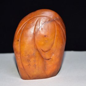 旧藏珍品 寿山石灯光冻田黄石人物摆件 石质通透坚硬 雕工精细 石纹清晰 血丝纹明显可见 名家【丁敬】庚申年作760️ 尺寸：8*4*11厘米（硬） 重量：496克