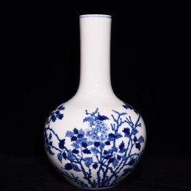 清 乾隆青花花卉纹天球瓶，高33cm直径18cm，价格1950