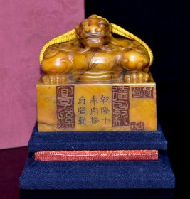 旧藏老货 寿山石田黄石印章 原石原色纯手工雕刻 雕工精细 结晶体结构 血丝纹清晰可见 包浆老气 乾隆十年内務府監製7600️ 尺寸:9*9*13厘米(含底座高)净高9厘米 重量:1307克