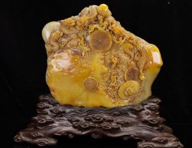 臻品旧藏精品收藏寿山石田黄石黄金黄金包银俏雕龙腾盛世F464 尺寸：300mm255mm65mm 重量：7140克 旧藏精品寿山石。沧门款。取料上乘，颜色漂亮，包浆醇厚，老味十足。线条流畅，工艺精湛，质地细腻油润，收藏佳品！实物更漂亮!