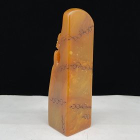 旧藏 甲申年篆刻家【伯元】刻石，田黄石雕刻人物山水印章，石质坚硬，细腻通透，萝卜纹通透，红血丝清晰呈现，油脂感强。 规格：12×3.5×3.5cm 重量:256克 特价：300元