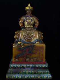 乾隆三十九年内务府製，寿山石田黄石雕刻皇帝印章摆件，石质坚硬，细腻饱满，雕工精湛，纹路纹清晰呈现，红筋布满，包浆浓厚，收藏观赏之佳品！ 规格：28×13.5×13.5cm （硬） 重量：5.52千克 特价：7000元