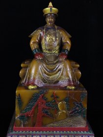 康熙四十六年内务府製，寿山石田黄石雕刻皇帝印章摆件，石质坚硬，细腻饱满，雕工精湛，纹路纹清晰呈现，红筋布满，包浆浓厚，收藏观赏之佳品！ 规格：28×13.5×13.5cm （硬） 重量：4.67千克 特价：7000元