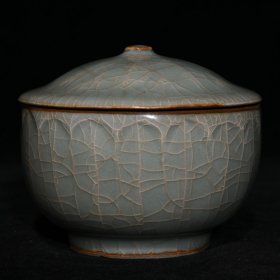 官瓷莲花盖碗，高8cm直径9.5cm，价格900