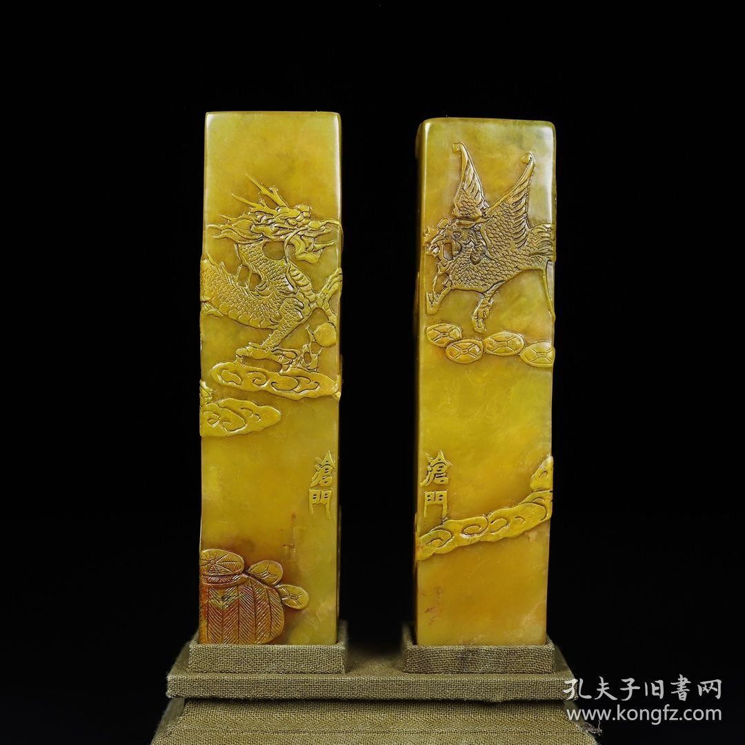 旧藏寿山石田黄雕刻龙凤呈祥薄意印章一对，单章尺寸：3.2×3.2×12.8厘米左右，印章净总重702克，价格3600元，代理加价，运费自理！
