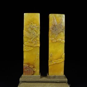 旧藏寿山石田黄雕刻龙凤呈祥薄意印章一对,单章尺寸:3.2×3.2×12.8厘米左右,印章净总重702克,价格3600元,代理加价,运费自理!