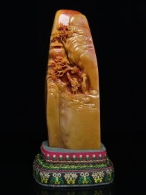回流典藏品 寿山石雕刻人物印章摆件【指日高升】石质坚硬，细腻透亮，颜色俏丽，俏色巧雕，纹路清晰呈现，收藏观赏之佳品！ 规格：8×3.8×3.8cm 重量：547克 特价：7600元