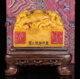 旧藏精品篆刻寿山石田黄冻五龙护主闲章印章摆件F792 尺寸：90mm75mm75mm 重量：1258克 旧藏精品篆刻寿山石。取料上乘，颜色漂亮，包浆醇厚，老味十足，线条流畅，质地细腻油润，收藏佳品！实物更漂亮！