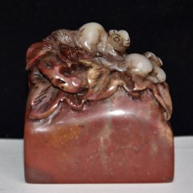 早期收藏 寿山石老性芙蓉石印章 原石原色纯手工雕刻 雕工精细 石质通透坚硬 包浆老气 石纹清晰 保存完整 篆刻家【睡山】己丑年八月作 收藏佳品700️ 尺寸：6.5*6.5*6.5厘米 重量：459克