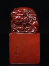 珍藏品     戊戌年篆刻家【桂山】刻石，红田黄石雕刻鱼化龙印章摆件，石质透亮、雕工细腻、油脂感特强，收藏观赏佳品！
规格：11×5×5cm （硬）       重量：508克                  
特价：480元