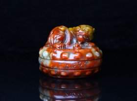 旧藏精品篆刻寿山石瑞兽闲章印章D009317 尺寸：64mm64mm50mm 重量：276克 旧藏精品篆刻寿山石，完白山人款。取料上乘，颜色漂亮，包浆醇厚，老味十足，线条流畅，质地细腻油润，收藏佳品！实物更漂亮！